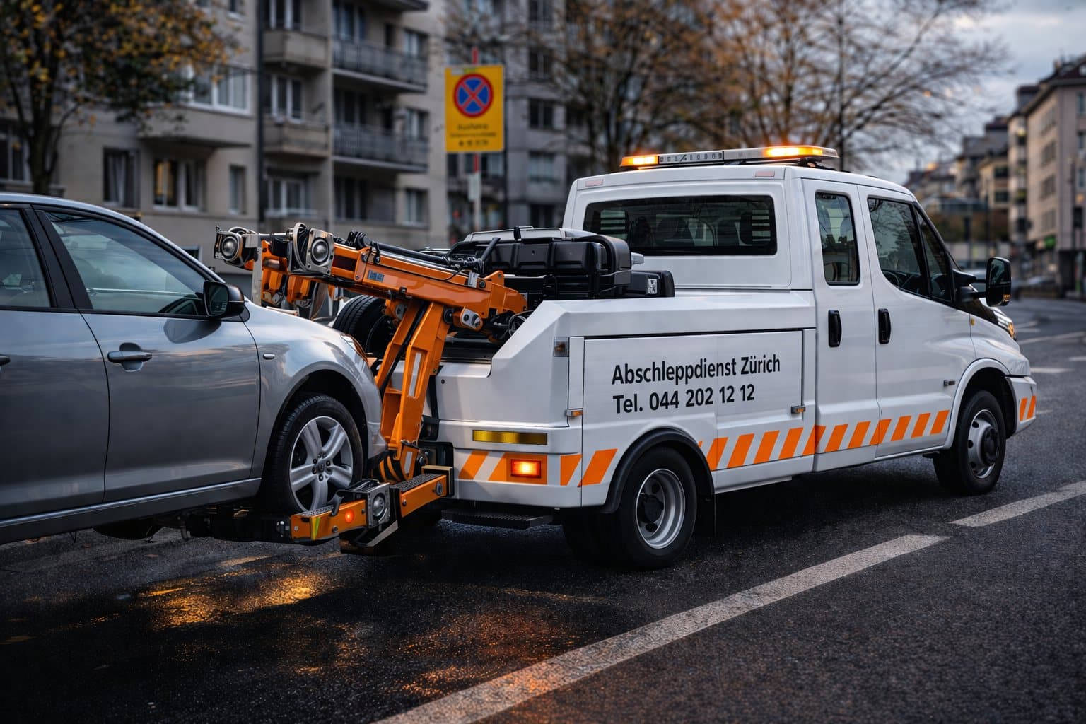 Abschleppwagen schleppt ein Auto in Zürich ab